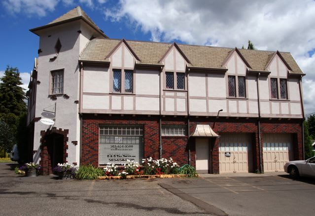 Vintage 1 bedroom unit - close 2 transportation.