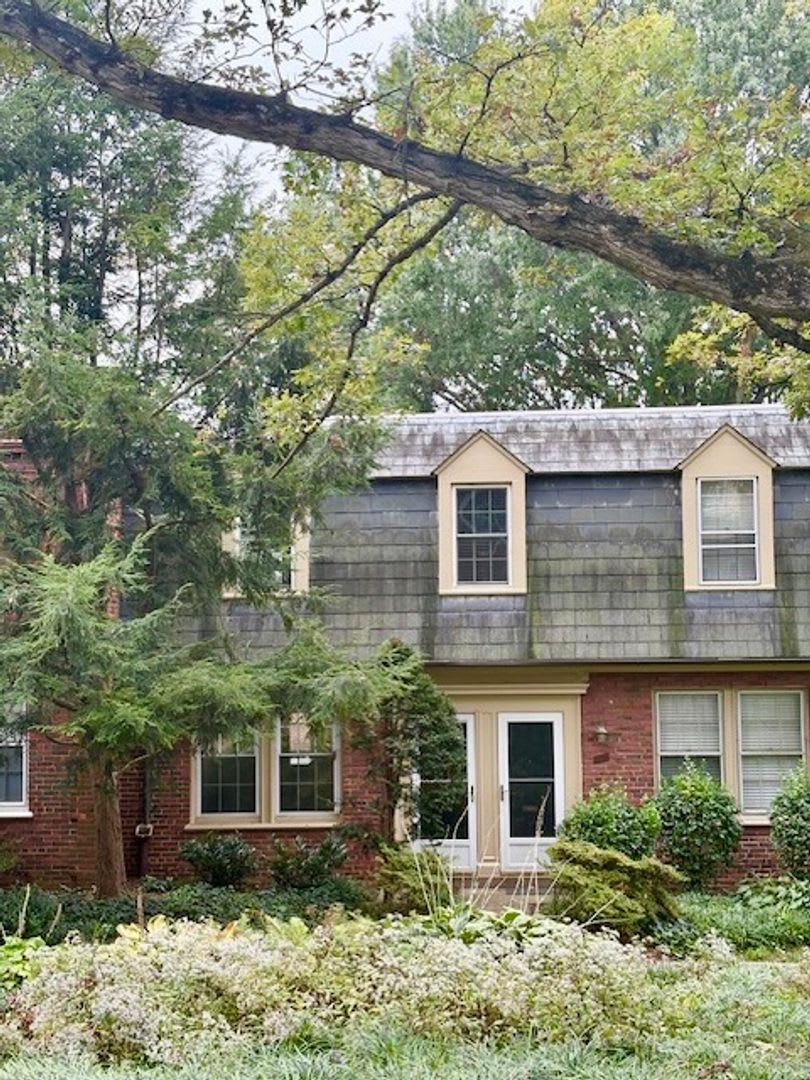 Updated 1BR/1BA 2-level TH in great location