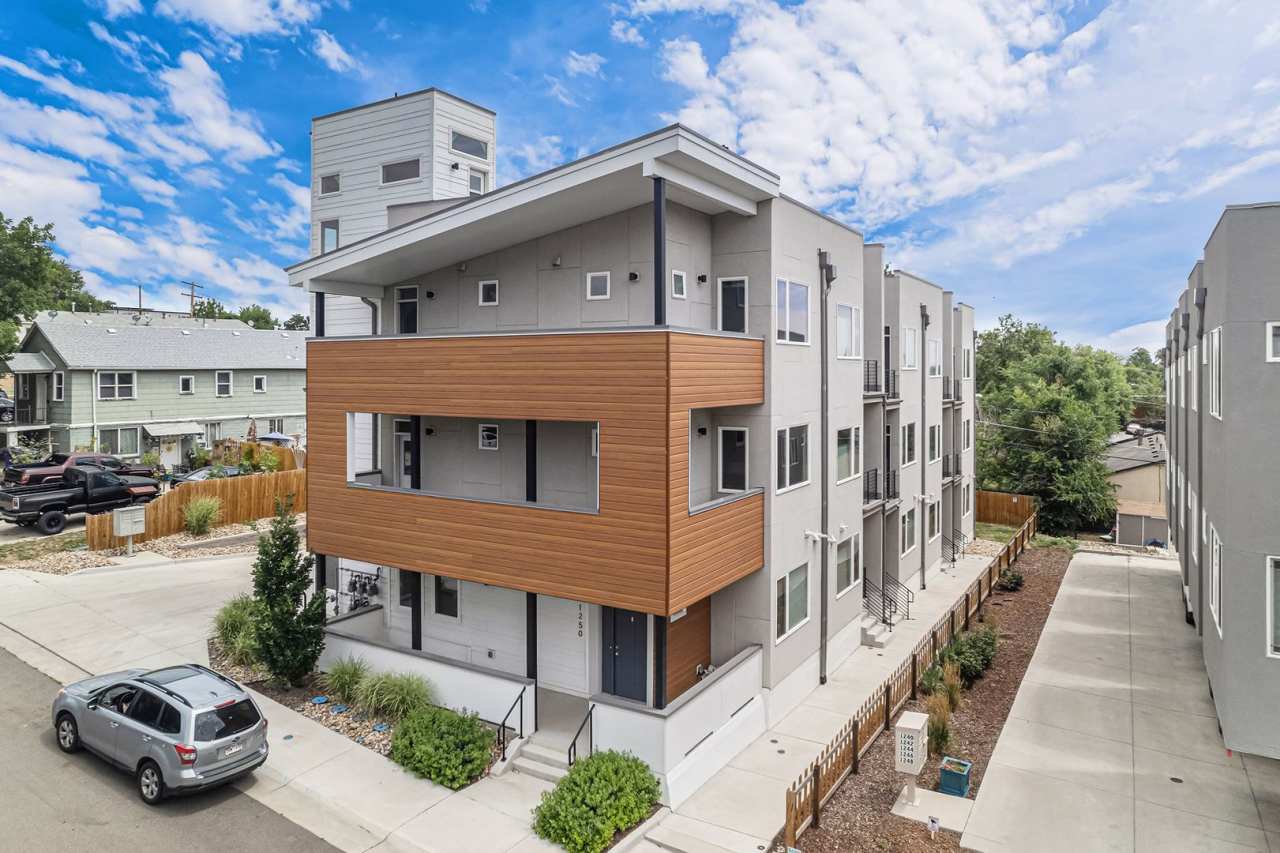 Spacious 3 bedroom home in the heart of Edgewater!