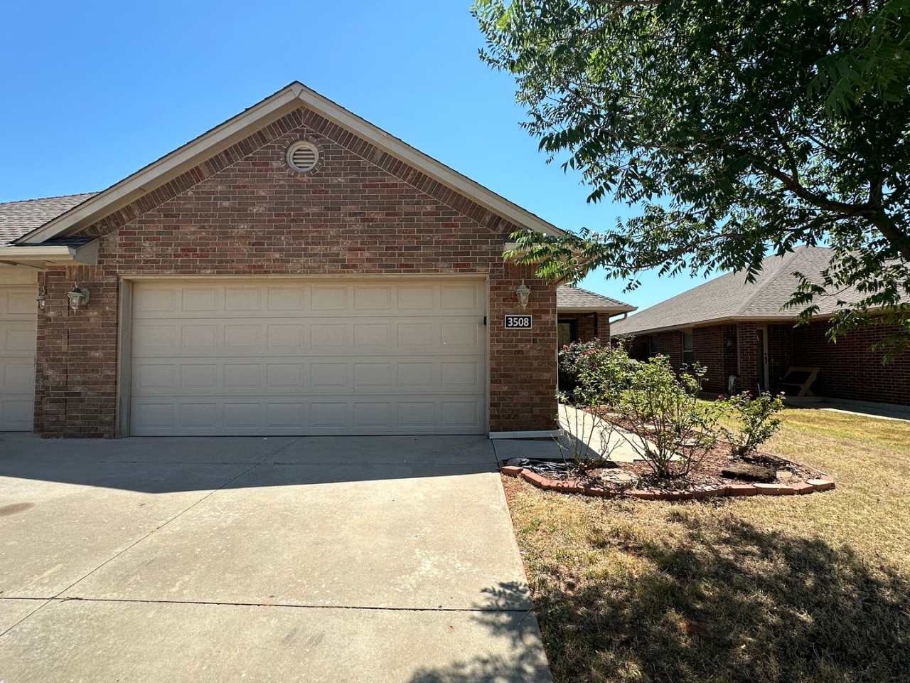 Beautiful 3 bed 2 bath Duplex!