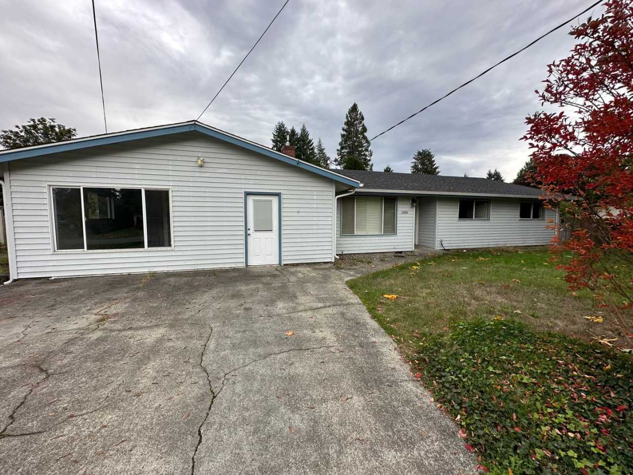 3 Bedroom 2.5 Bathroom Hardwood Floors Fenced in Backyard