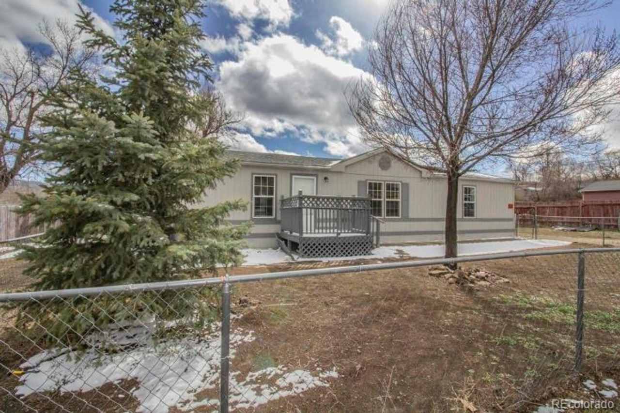 3 bedroom 2 bath home with 1539 square feet!