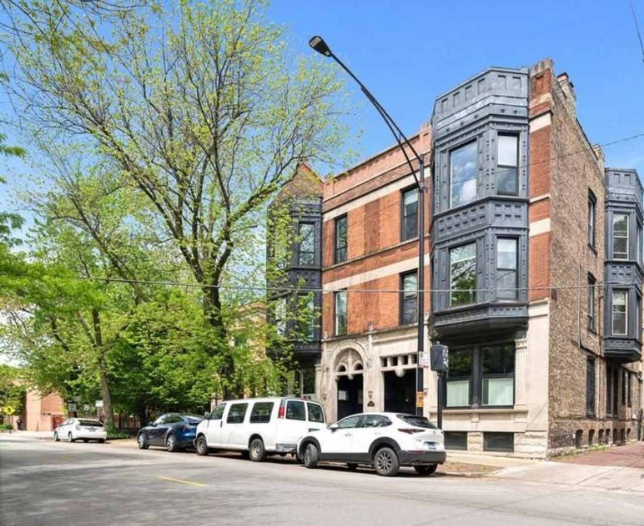 Spacious 3BR Condo in prime Lincoln Park location on Oz Park