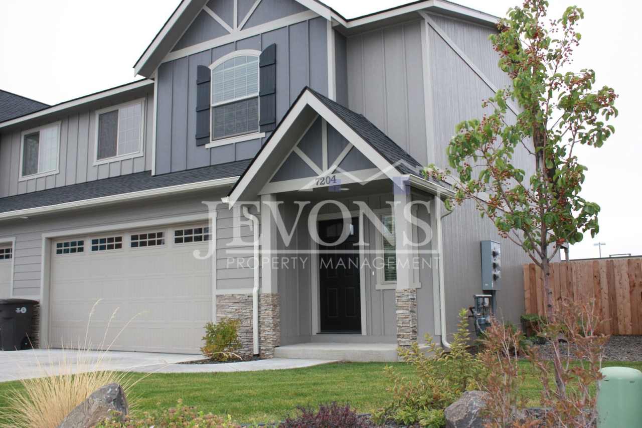 Charming 3 bedrooms homes with two-car garage, fully fenced backyard, minutes away from Yakima Valley College