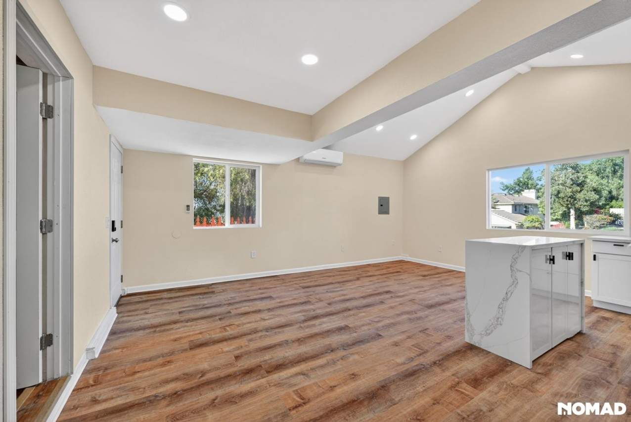 Bright  Modern 2-Bed Home with Ocean Glimpses in Prime Vista Location