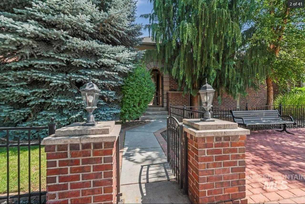 Gorgeous fully furnished home in downtown Eagle!