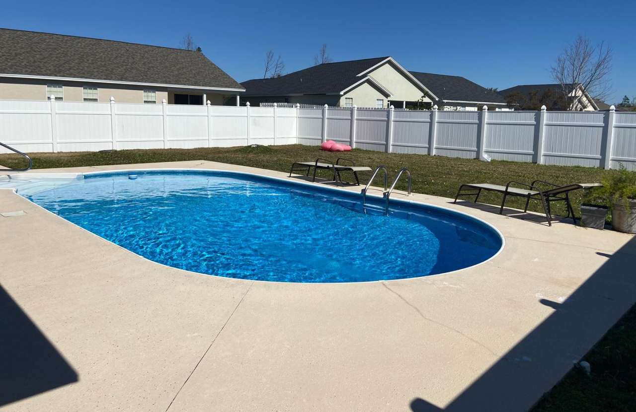 Beautiful home with Swimming Pool in the Hammocks. 4 bedroom 2 bath -Pool lawn service included!!!