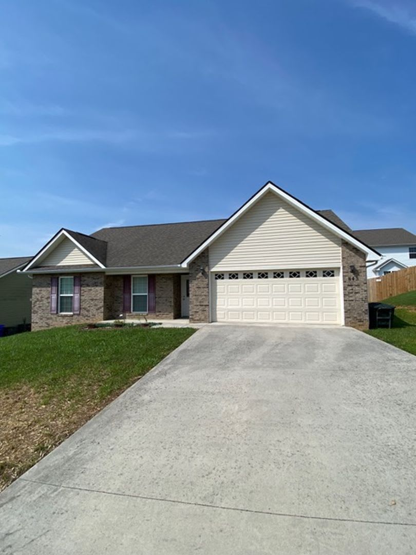 Maryville 37801 - 3 bedroom, 2 bath home with a 2-car garage - Contact Tim Tipton (865) 806-7255