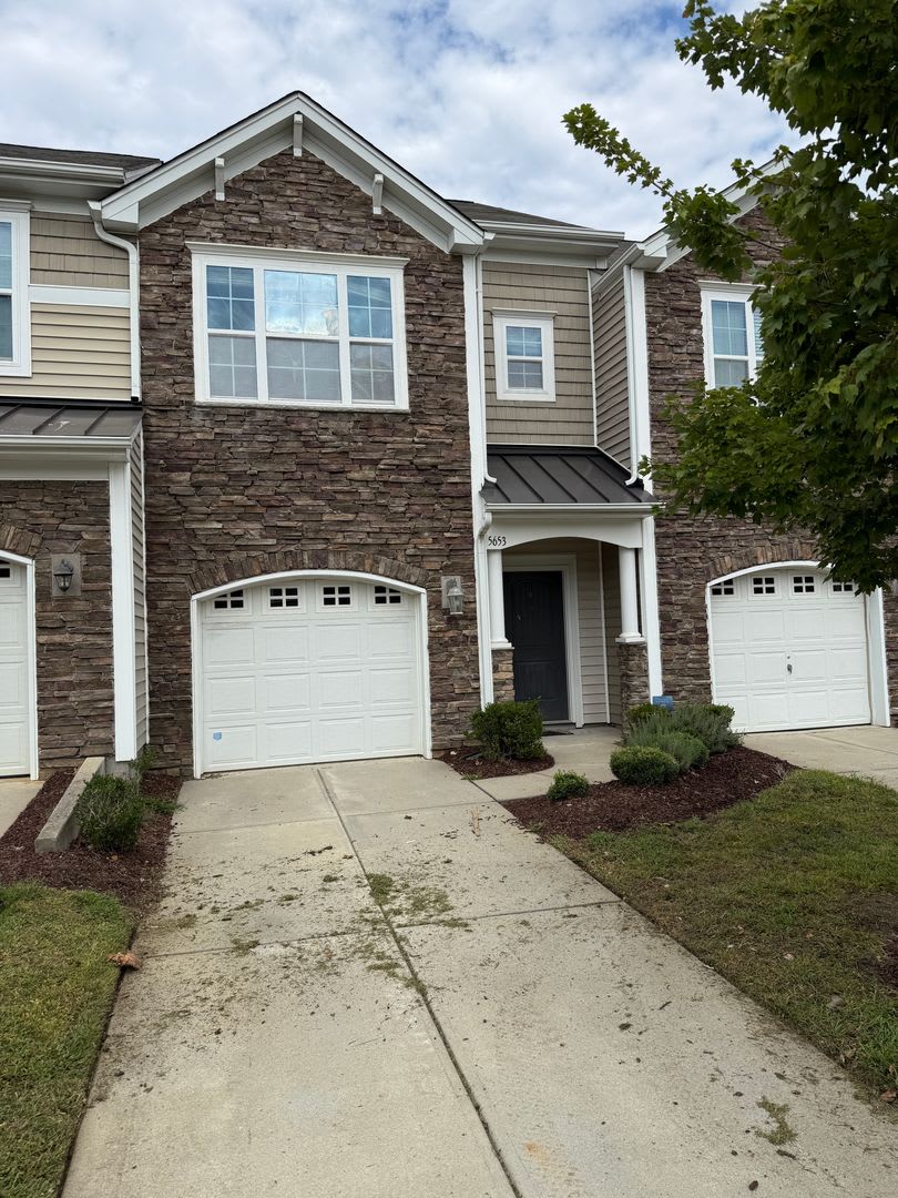 Modern Townhome in Steele Creek – Walkable to Shops, Parks  Dining!