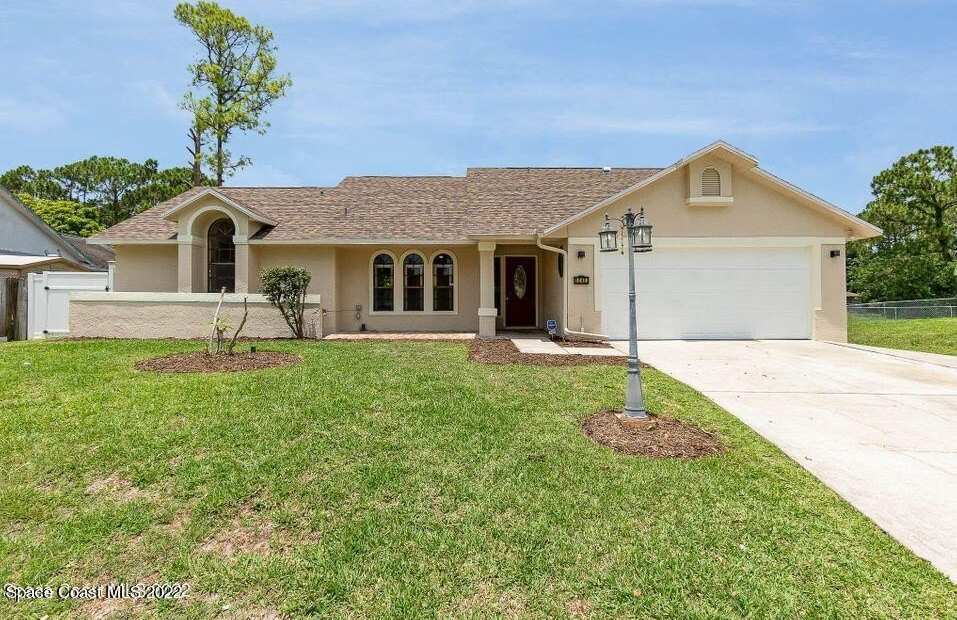 1040 Big Horn Circle NW