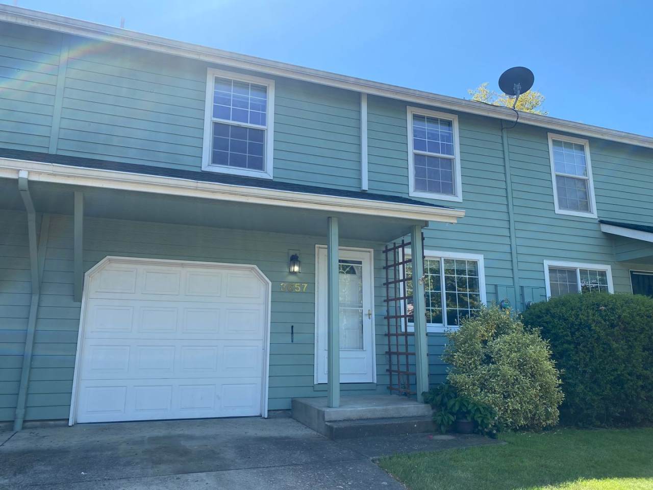 Spacious 3-Bedroom, 2.5-Bath Townhouse Near Churchill In Eugene!