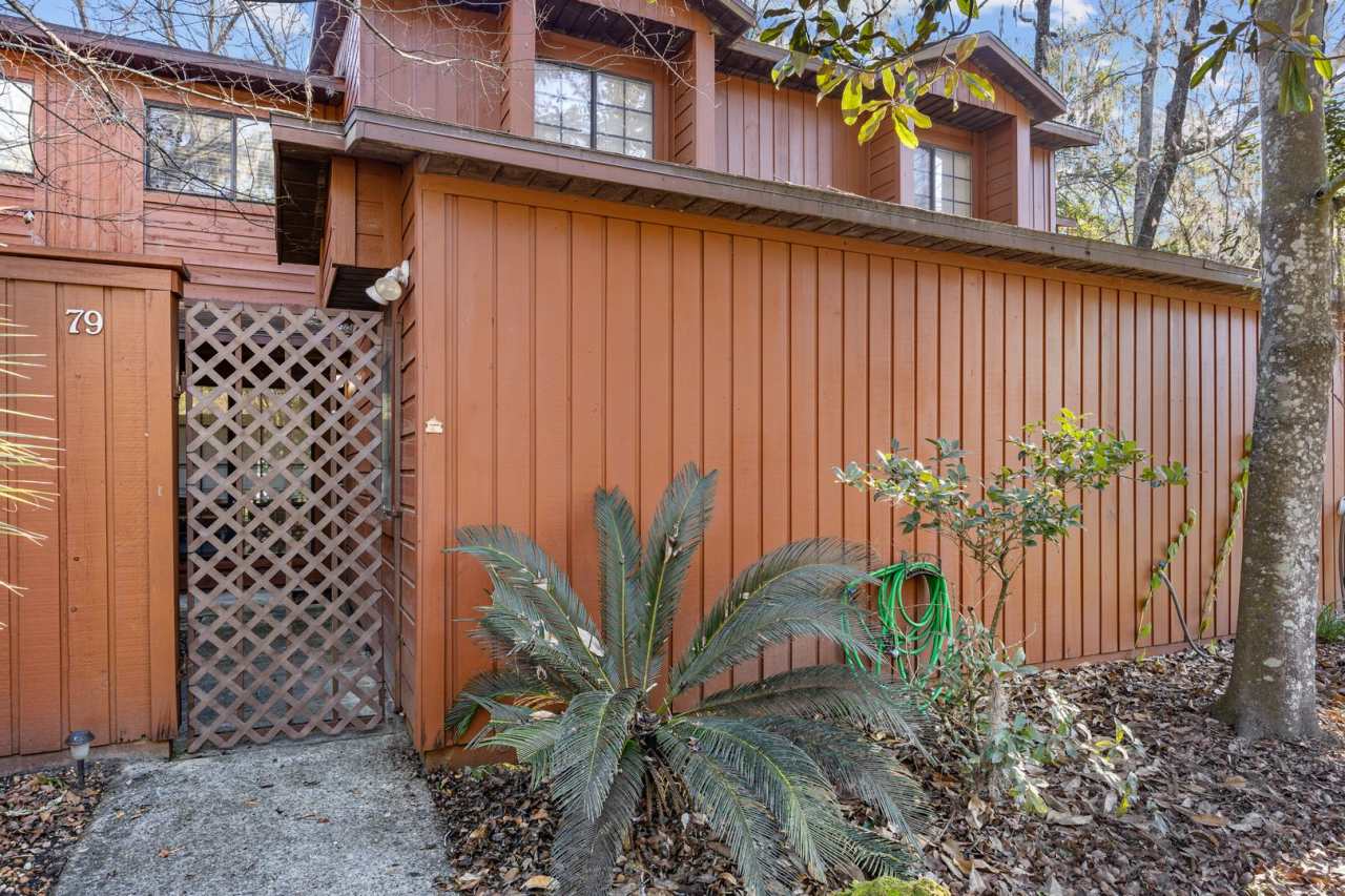 this well-maintained townhome features 2 bedrooms and 2 bathrooms