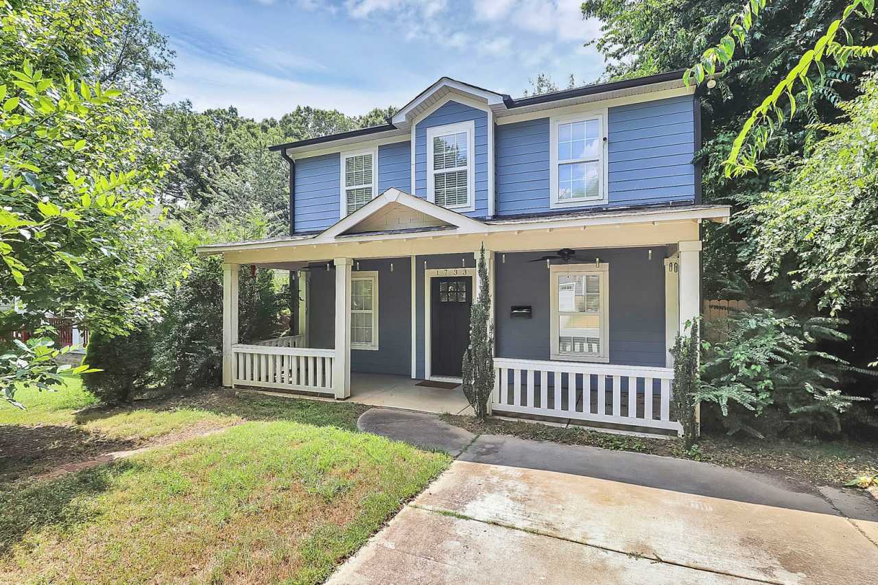 Gorgeous 4 Bedroom Home in Belmont Neighborhood!