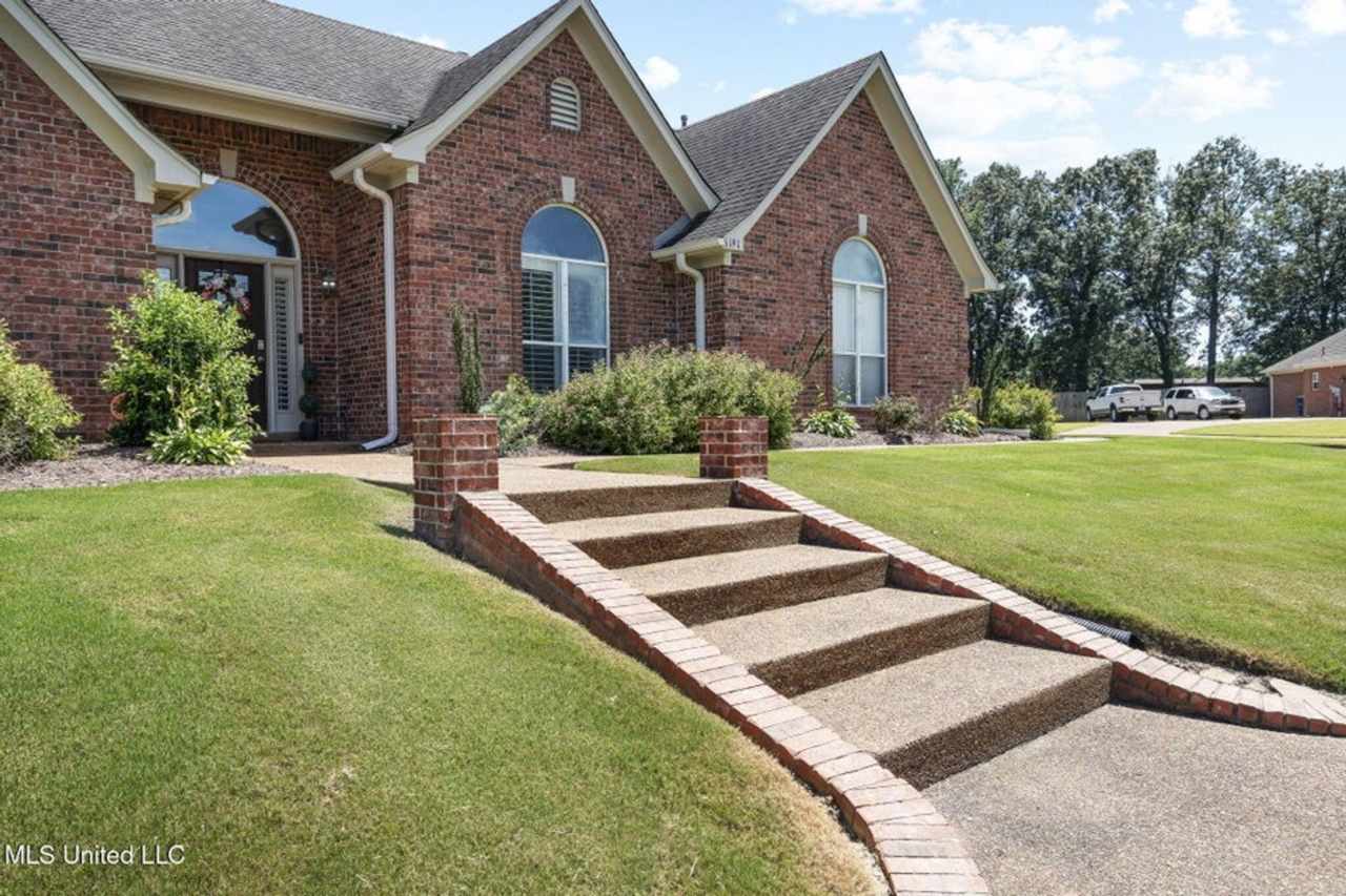 Available now! Beautiful Corner lot! 4 Bedrooms, Olive Branch schools!