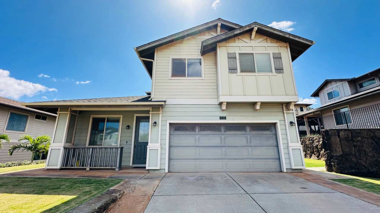 Welcome home in the peaceful Kahiwelo neighborhood! Electricity included in rent!