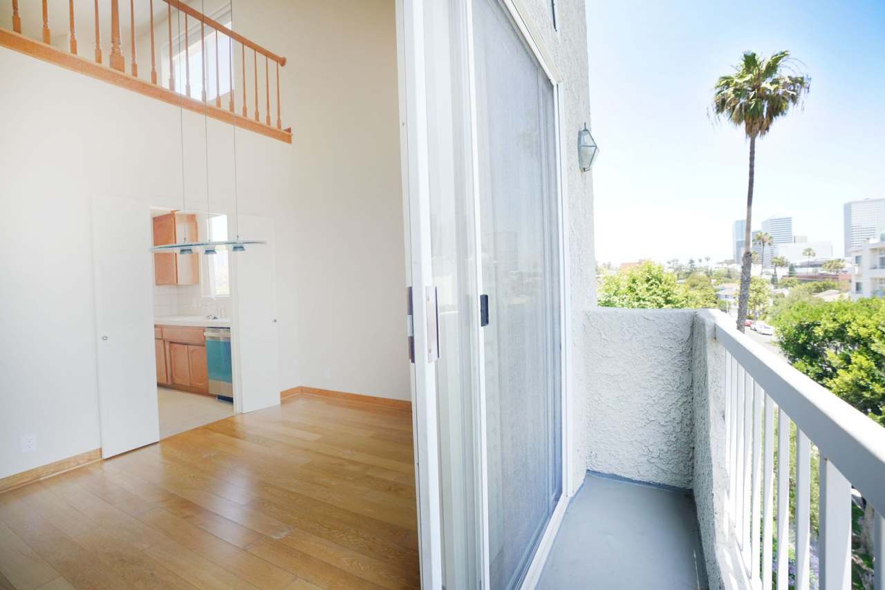 Sunlight Galore 2 Bed / 3Bath + Loft + Sundeck Condo in Westwood!