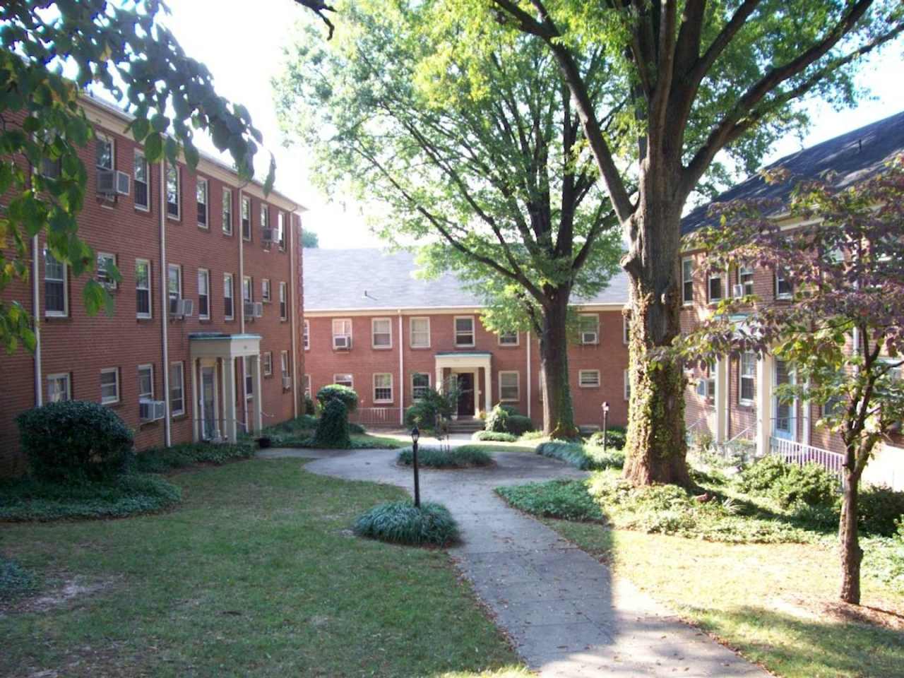 Colonial Arms | 807 West End Blvd Apt C-1