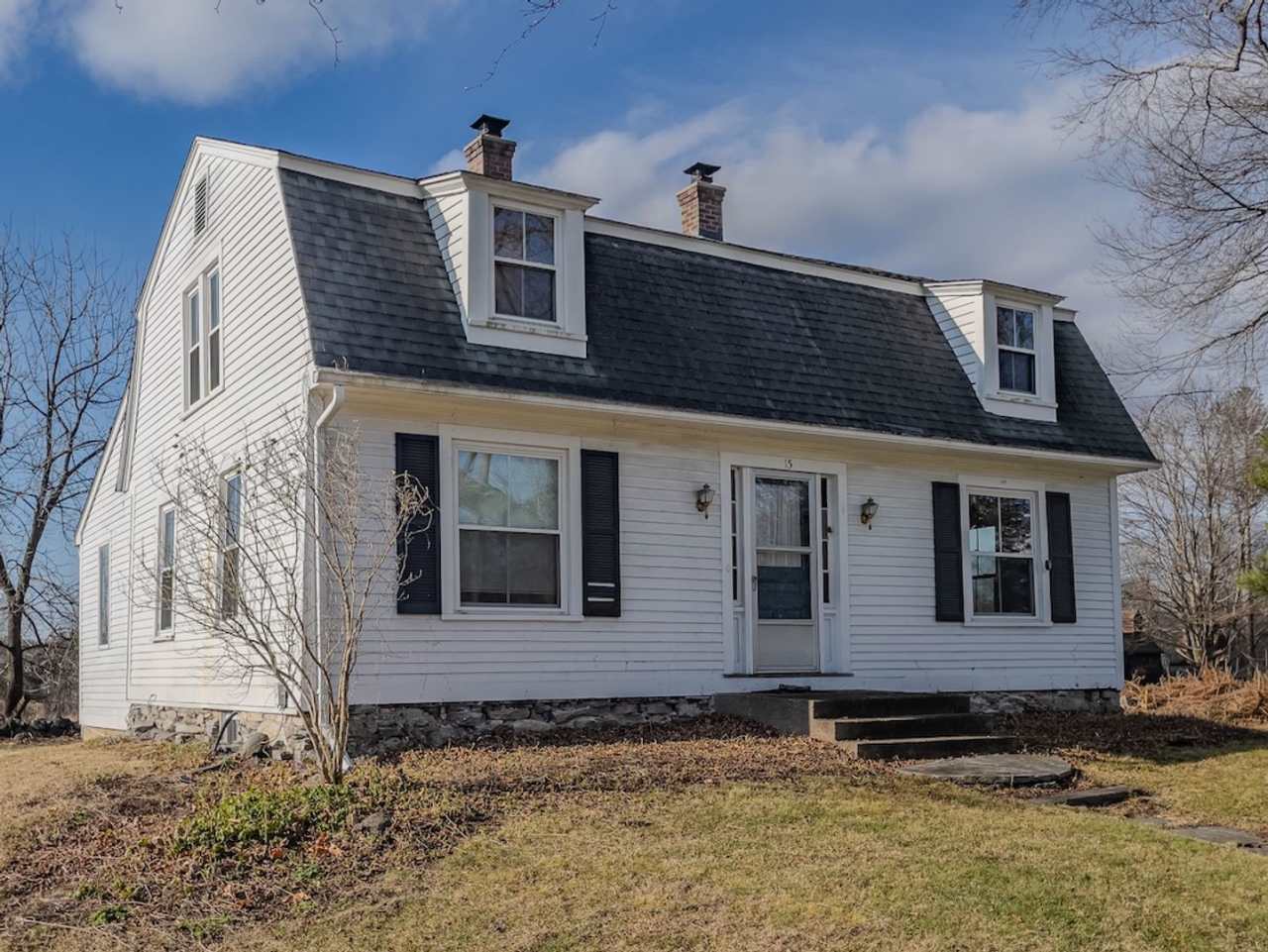 Spacious Renovated Colonial on The Lebanon Green