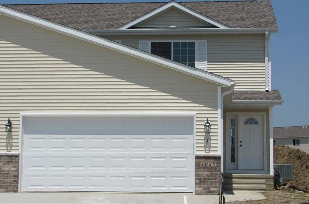 Four bed/2.5 bath townhome for August 2026!