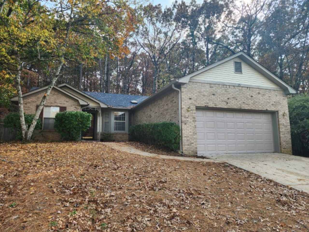 Welcome home to 15 Honey Locust Court in Little Rock for rent *Please read full description*