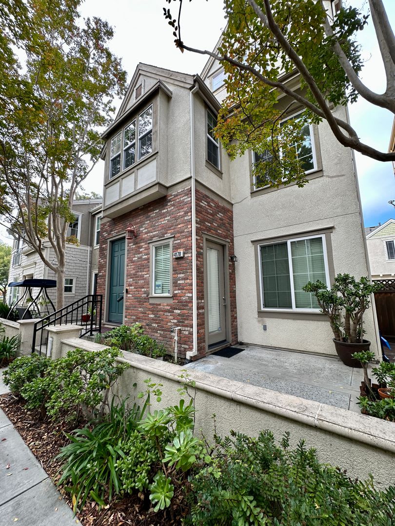 STYLISH SPACES FACING A GREENBELT DETACHED HOME | BLOCKS FROM EVERYTHING