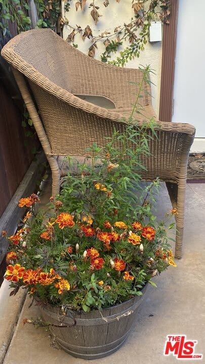 6661 Lindenhurst Ave