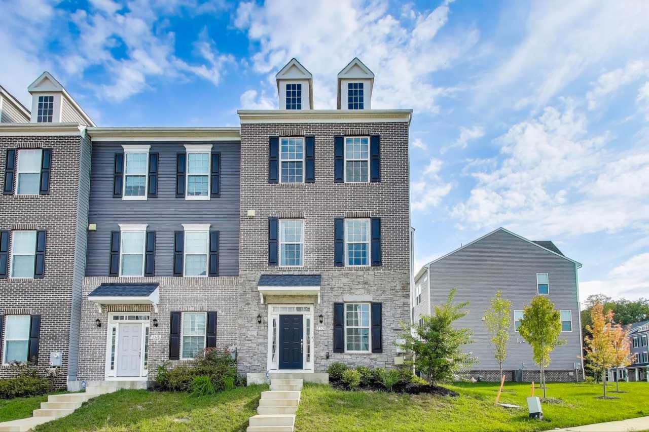 Luxurious on Lanham Hill - 3 + 3.5 Near New TH 3 bed + 3 Ba