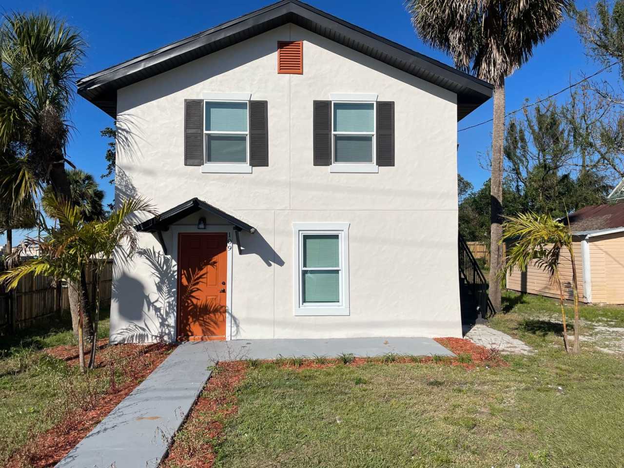 ONE MONTH FREE! Second Floor 2 Bed, 1 Bath Duplex in Eustis!