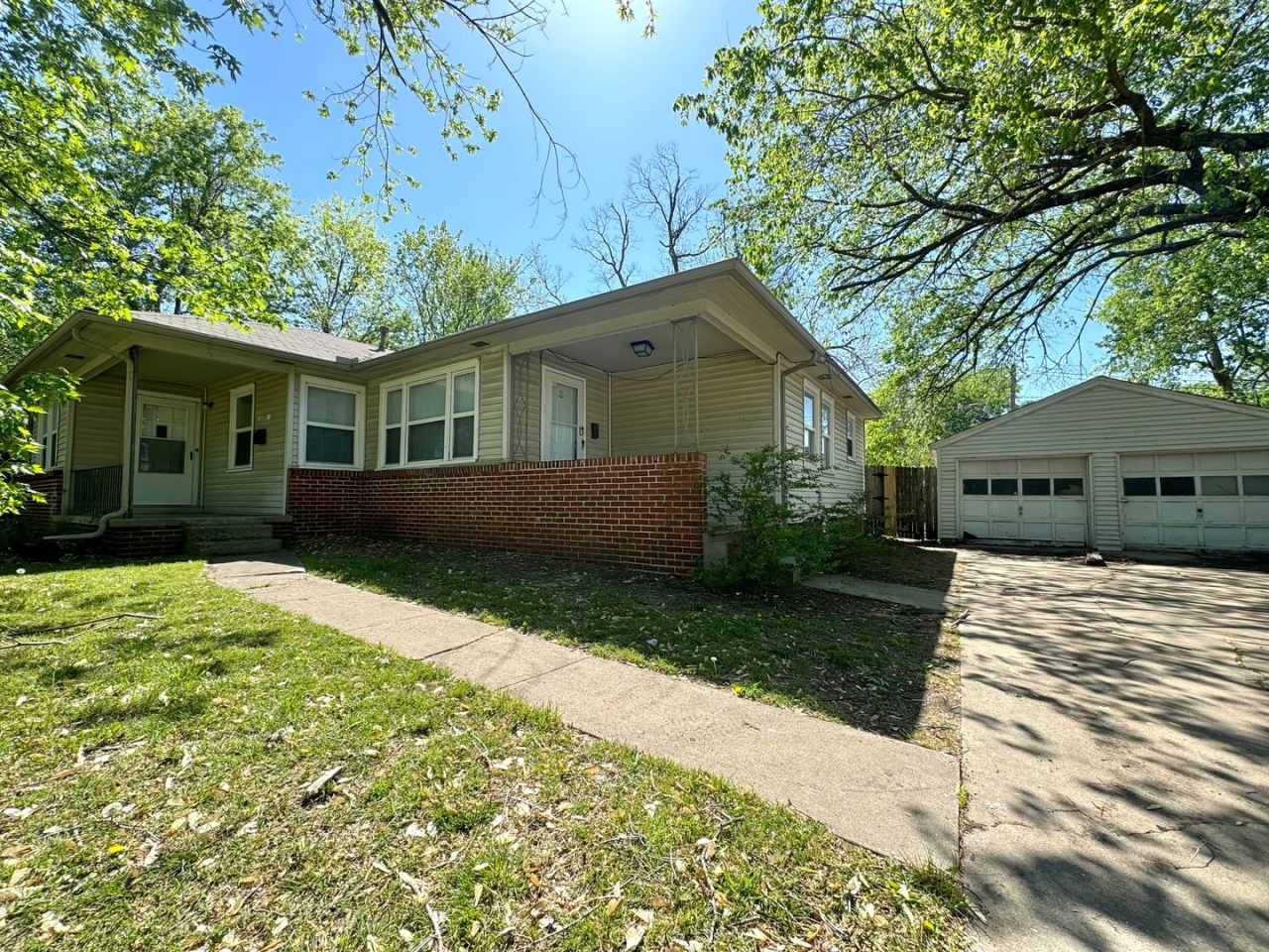 Cozy 2-bedroom 1-bathroom duplex Located in Tulsa!