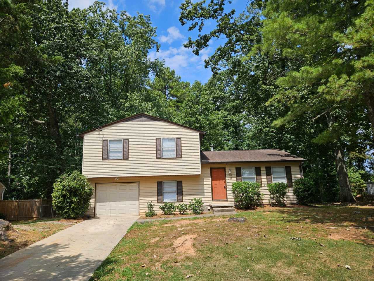 Rare 3 bed 2 bath home located in Kennesaw