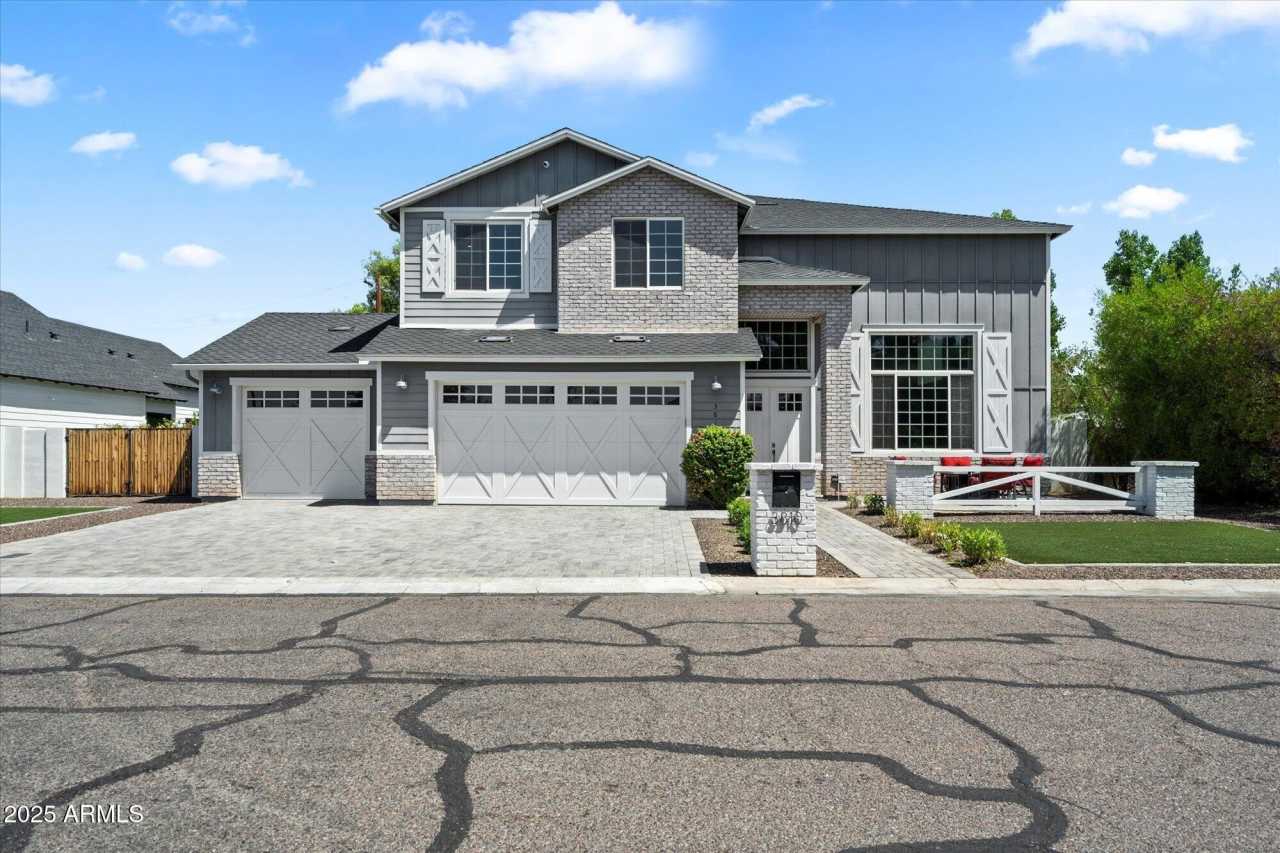 3810 E Devonshire Avenue