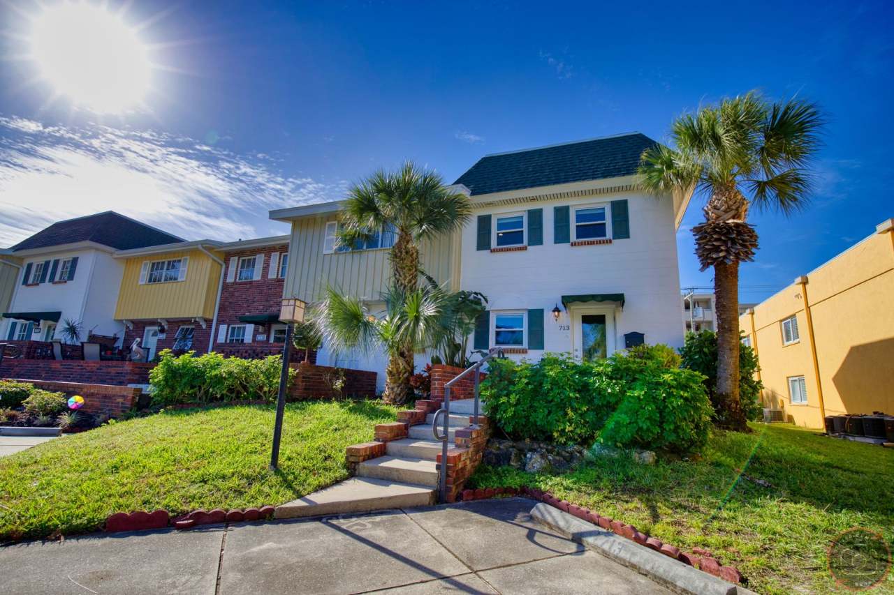 Seasonal Short-Term Venice Island Townhouse Steps from Venice Beach!