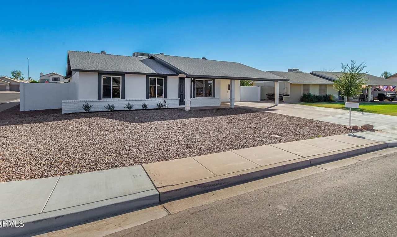 Beautifully FURNISHED Remodeled Corner-Lot Home in a Prime Chandler Location!