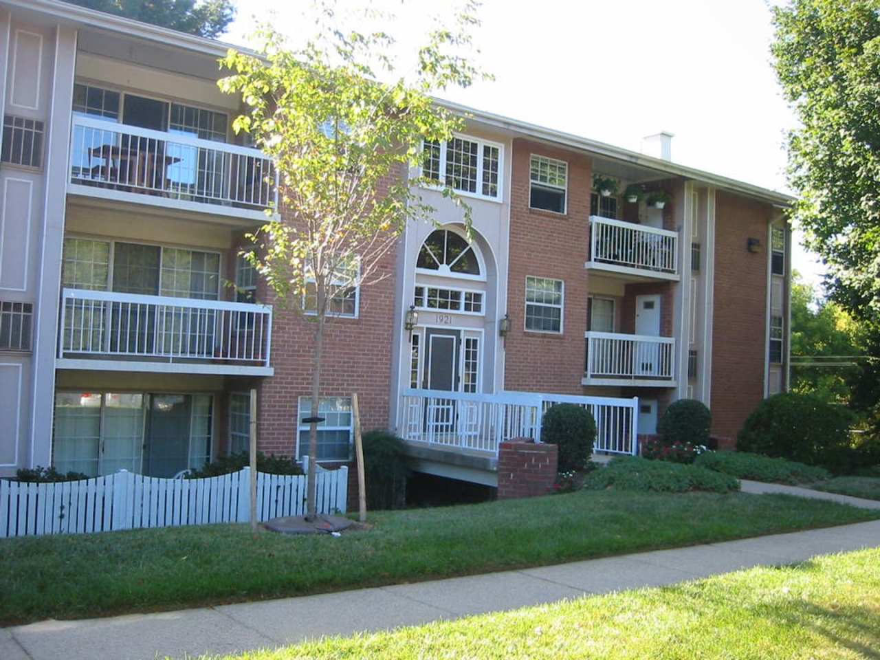 Conveniently located near Tysons, Metrobus, the Toll Road, and West Falls Metro.