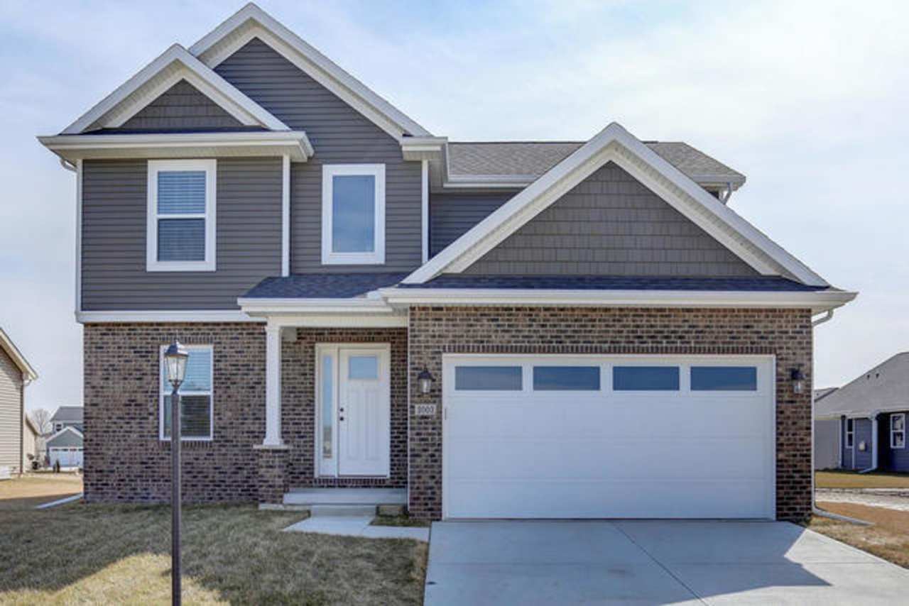 Beautiful 5 bed, 4 bath-Prairie Crossing, Mahomet - AVAILABLE NOW