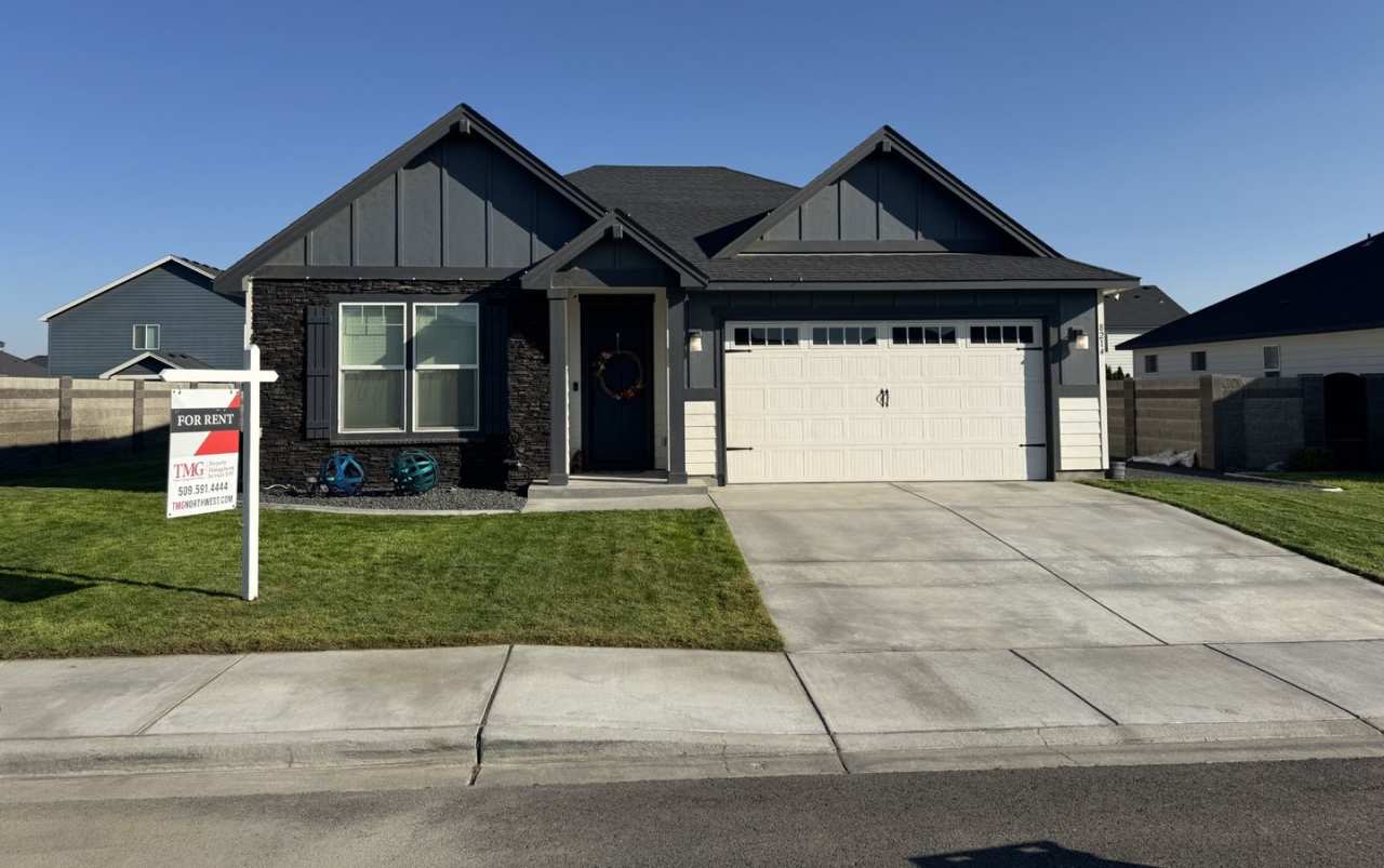 MOVE IN READY! Welcome Home! 3 bed/2 bath in West Richland