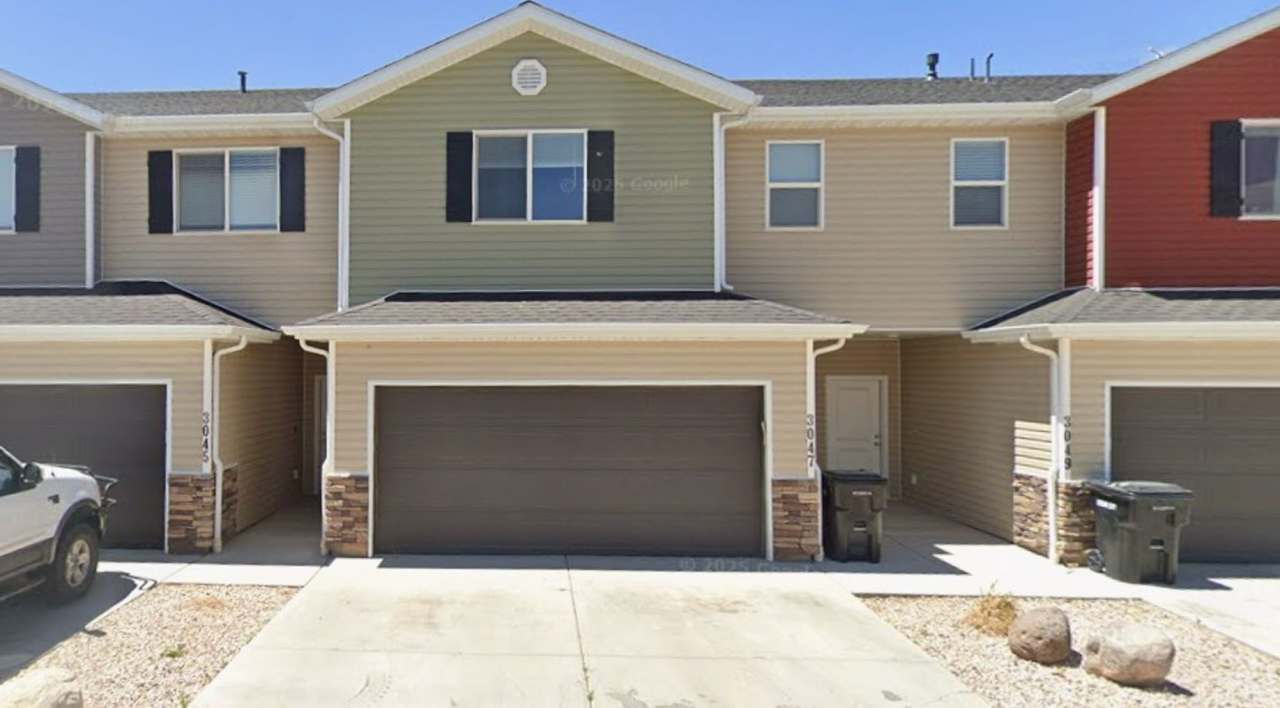 Charming 3 Bedroom Townhome with 2.5 Baths  2 Car Garage in Cedar City, Utah!