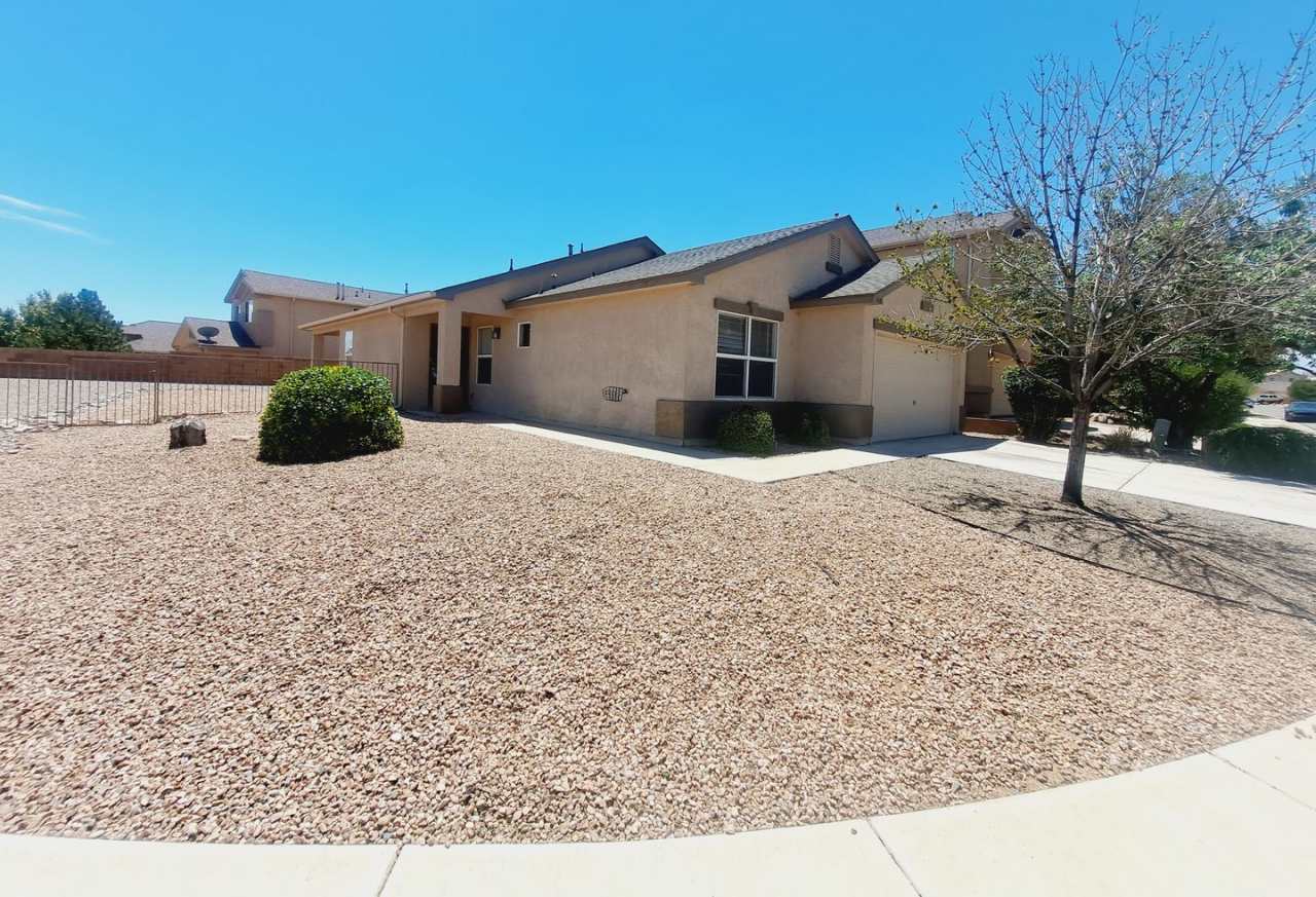 3 bed 2 bath home in Huning Ranch!