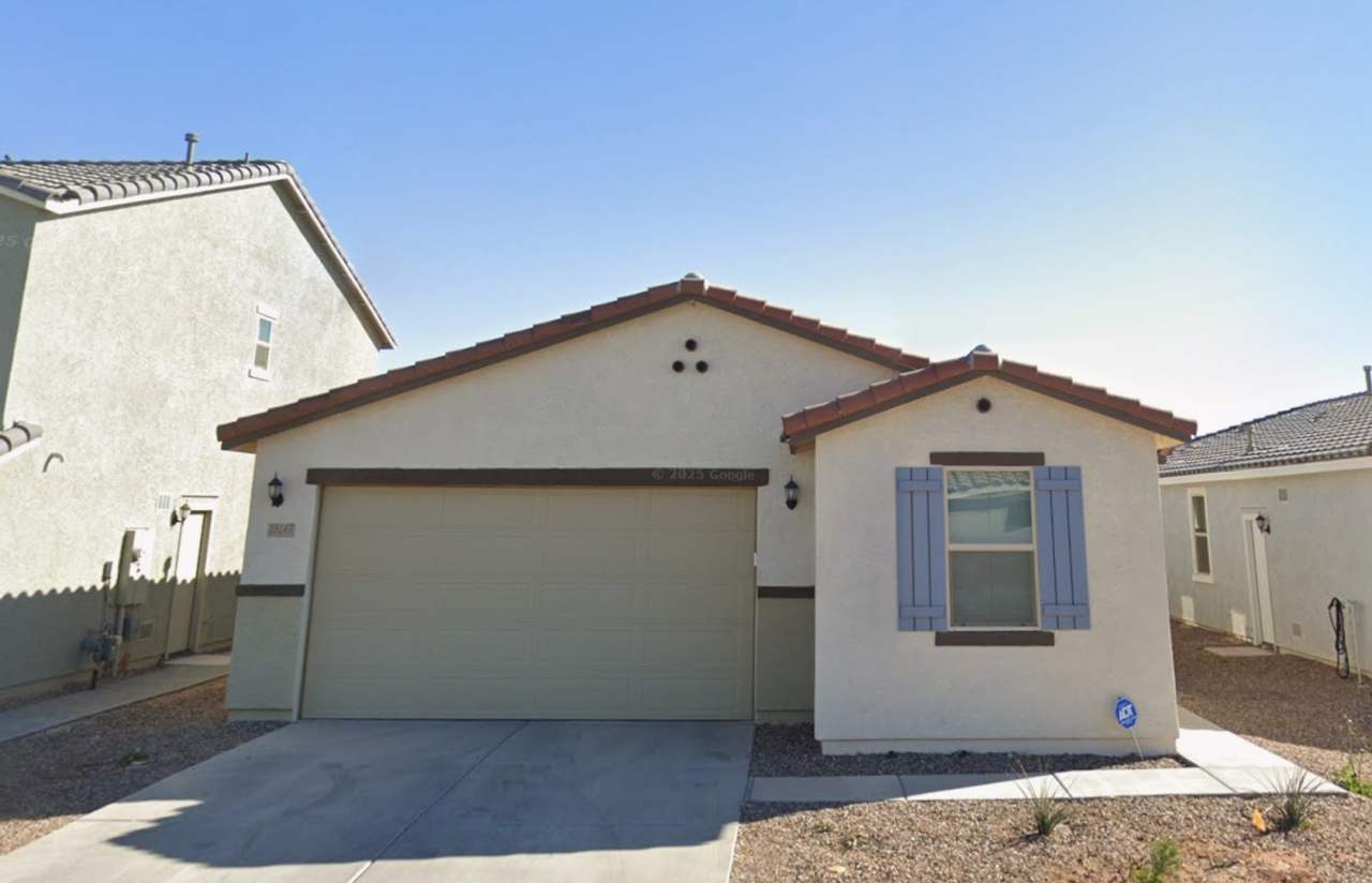 Newer 3 bedroom, den 2 bath home!
