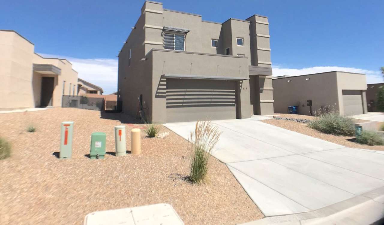 Gorgeous, Newer 3 bedroom in Los Lunas! Open Layout!