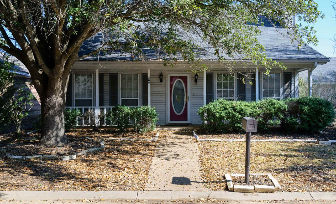 FURNISHED AND MOVE IN READY!