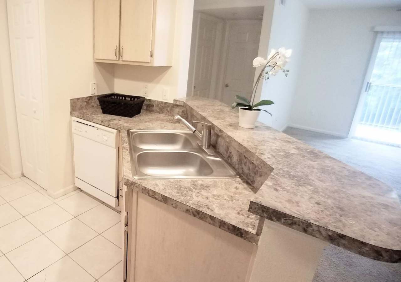 Beautiful 1/1 Condo x Rent @ The Crest at Waterford Lakes Close to UCF and Valencia College !!!