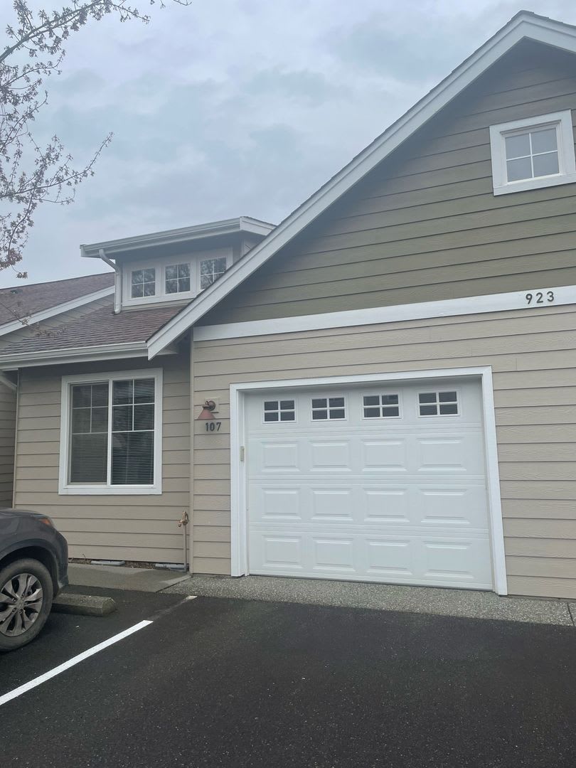 923 Aaron Dr #107