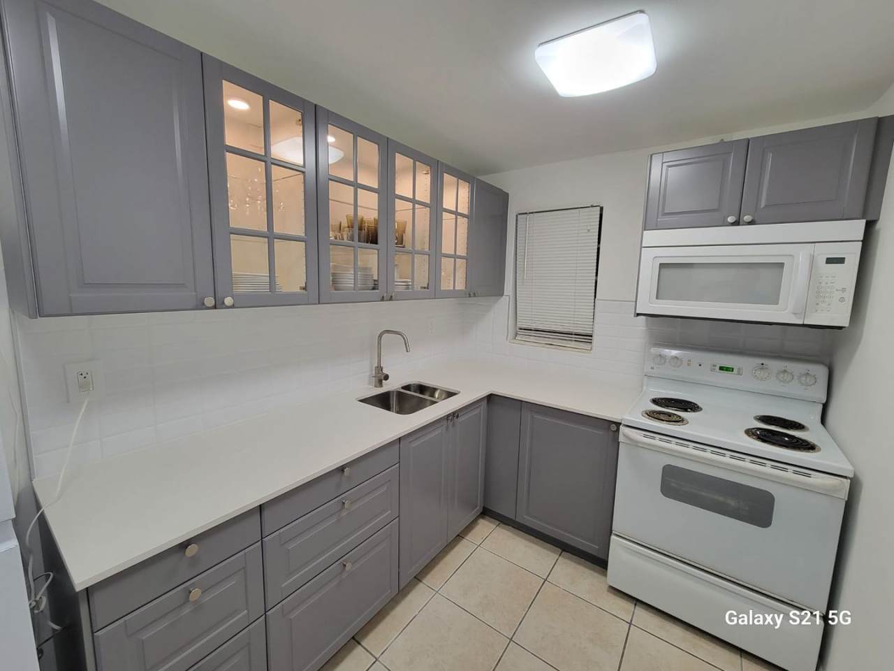 Spacious 1 Bedroom/1,5 Bathroom furnished apartment near the beach, shops and restaurants