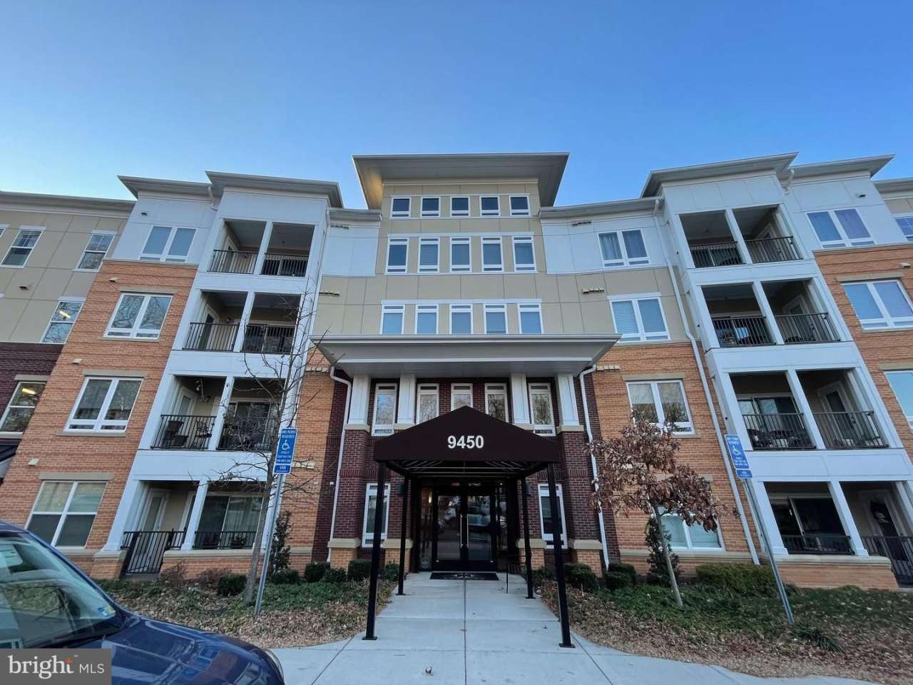 Luxurious Fairfax City 2 bed Condo