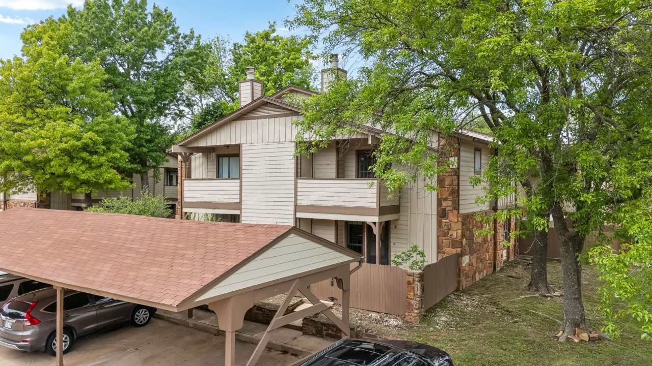 Cozy 2 Bedroom Condo located in the South Tulsa