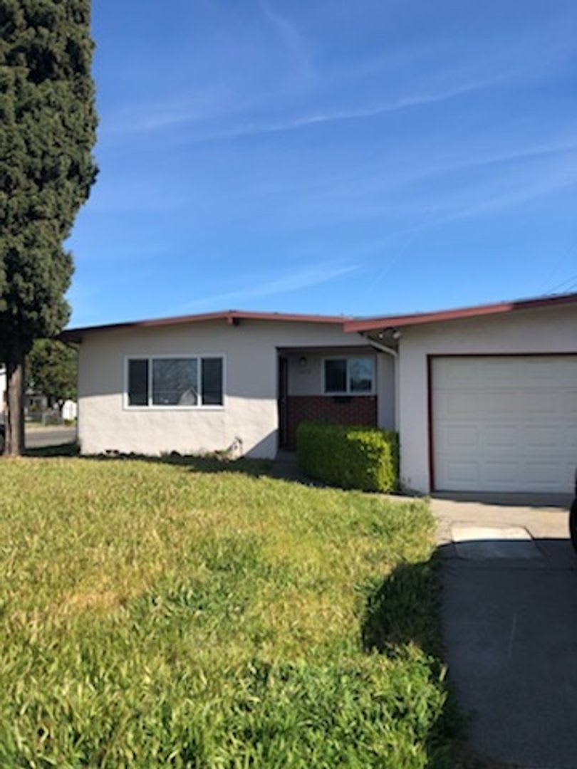 VERY CUTE 3 BEDROOM 2 BATH HOUSE ON A CORNER LOT