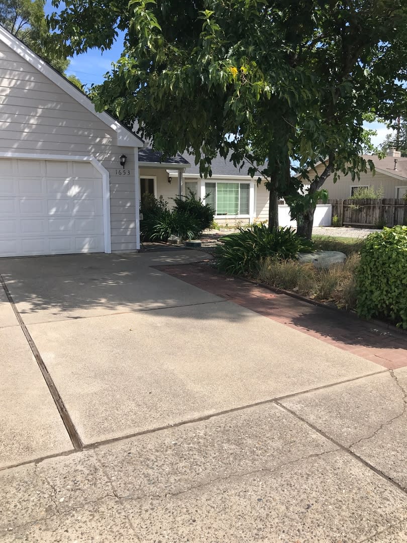 3 Bedroom 2 Bath home w Garage