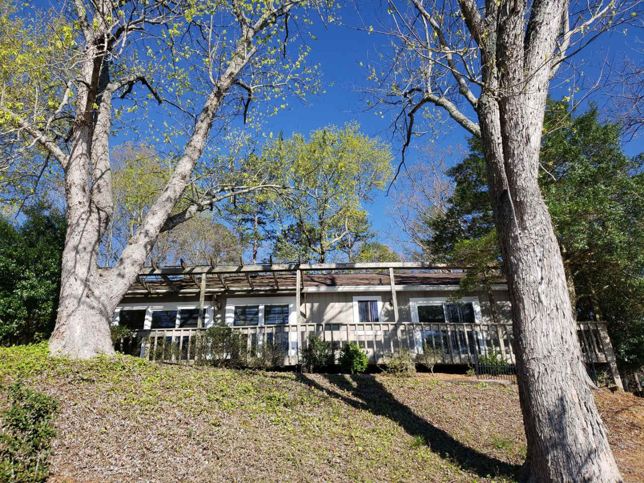 Enjoy Lakefront Luxury Year Round! $250 Off First Full Month's Rent!