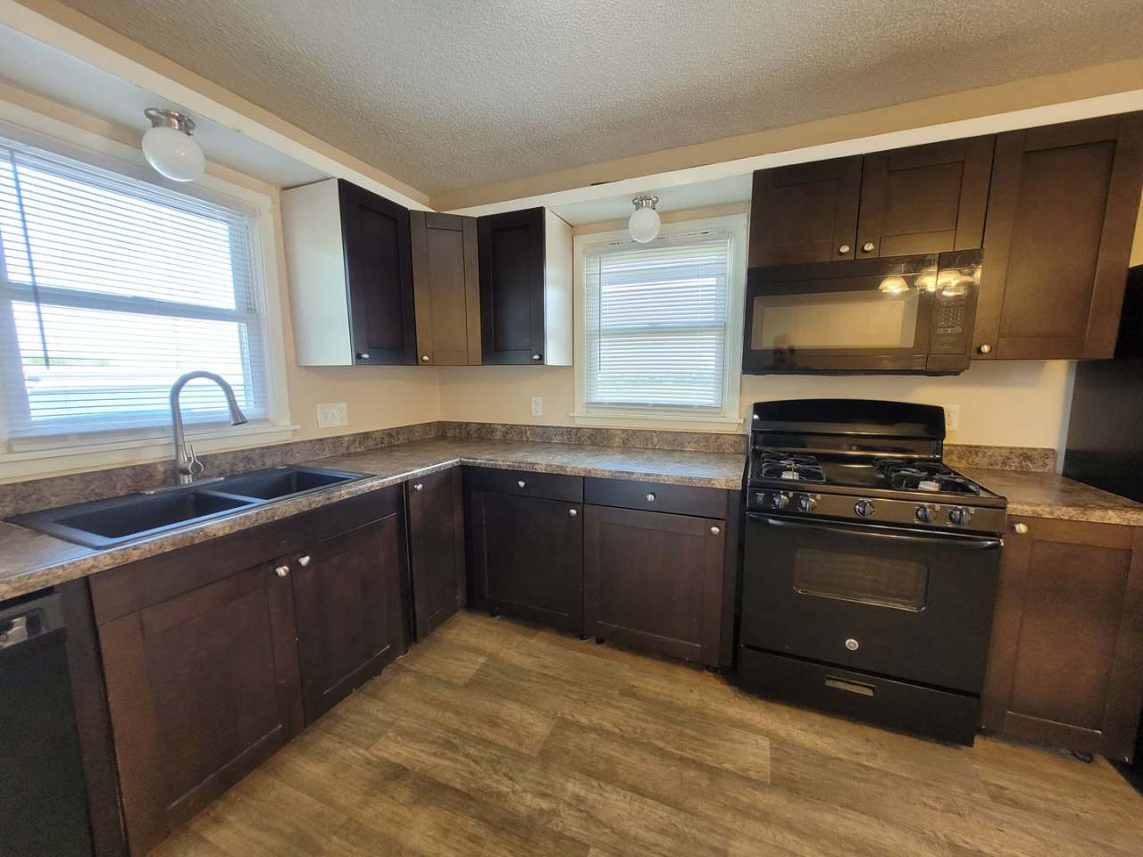 2 Bedroom, 1 Bathroom Home 5 Minutes from Downtown!